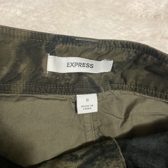 Camo Short-Shorts - Picture 2 of 3